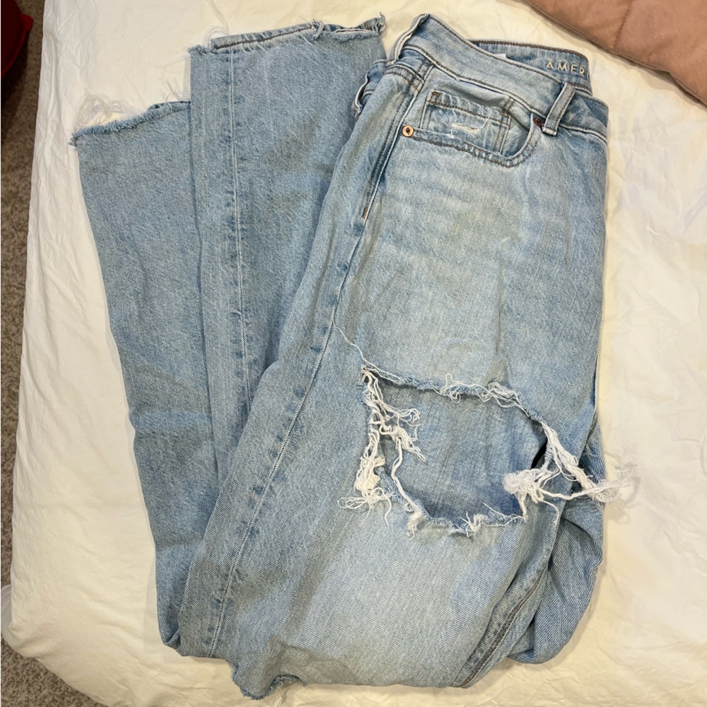 AMERICAN EAGLE LIGHT WASH MOM JEAN